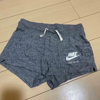 ナイキ(NIKE)のNIKE ナイキ短パン　ナイキショートパンツ　サイズM(ショートパンツ)