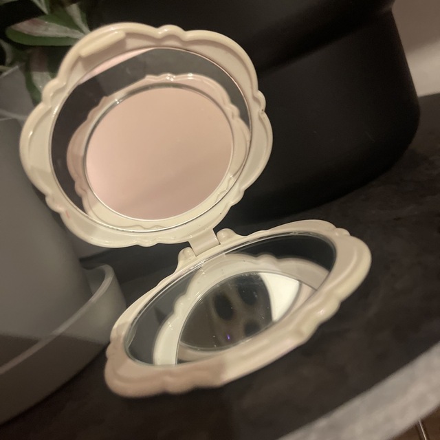 ANNA SUI(アナスイ)のアナスイ　手鏡　ANNASUI 両面　鏡　ローズ　白　パール レディースのファッション小物(ミラー)の商品写真