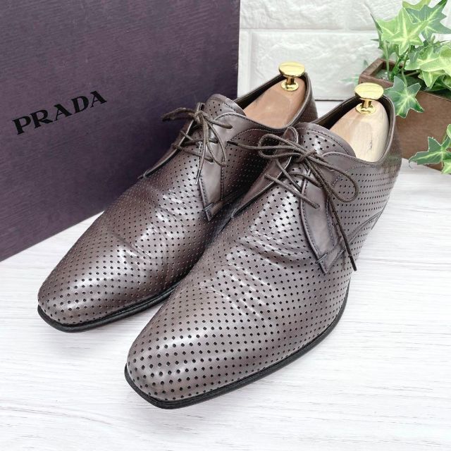 PRADA(プラダ)のPRADA プラダ ビジネスシューズ ドレス パンチング加工 ロゴ金具 外羽根 メンズの靴/シューズ(ドレス/ビジネス)の商品写真