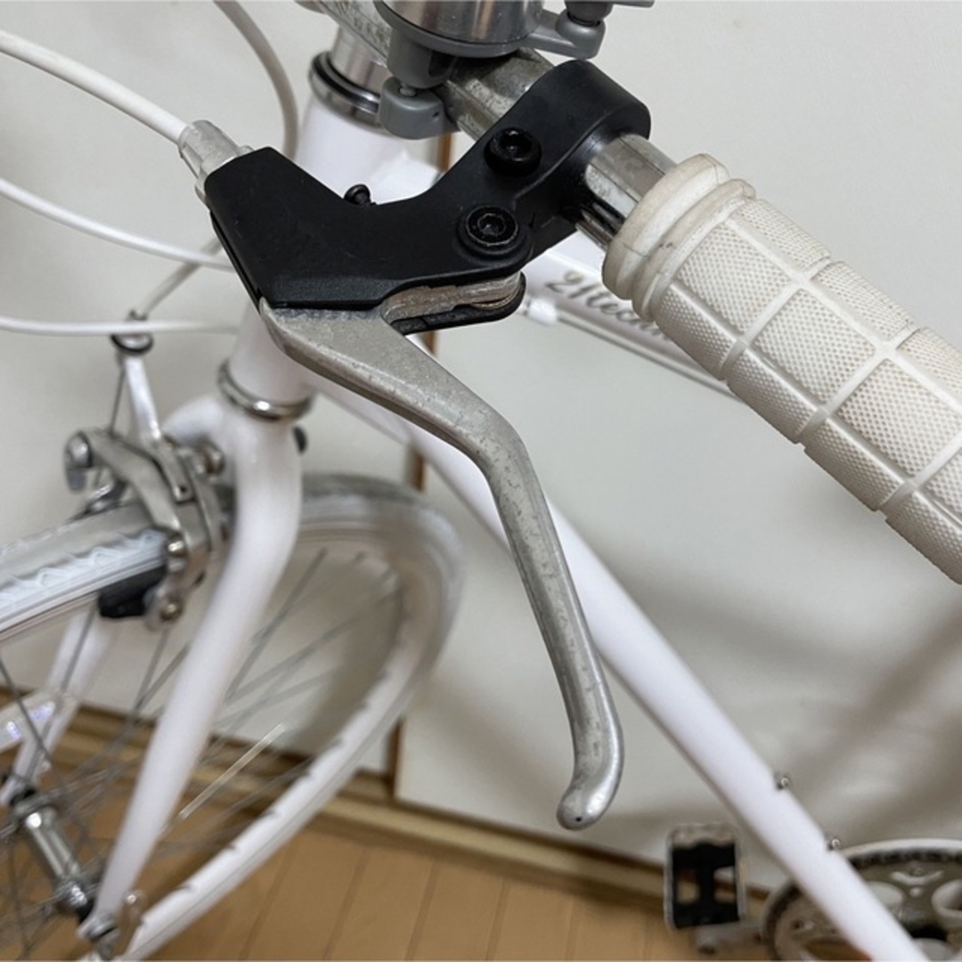 SHIMANO(シマノ)の楽天　クロスバイク　バイカラーホワイトレッド　シマノ製6段変速 700×28c スポーツ/アウトドアの自転車(自転車本体)の商品写真