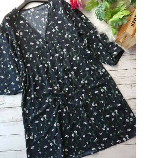 ザショップティーケー(THE SHOP TK)の美品！THESHOPTK☆Vカット花柄ロングシャツカーディガン(カーディガン)