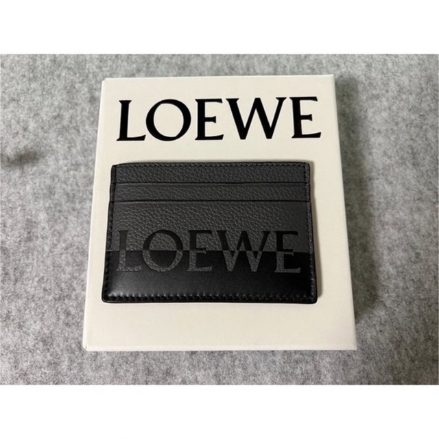 LOEWE(ロエベ)のLOEWE カードホルダー　エンボス加工 レディースのファッション小物(名刺入れ/定期入れ)の商品写真