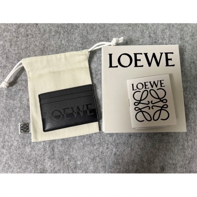 LOEWE(ロエベ)のLOEWE カードホルダー　エンボス加工 レディースのファッション小物(名刺入れ/定期入れ)の商品写真