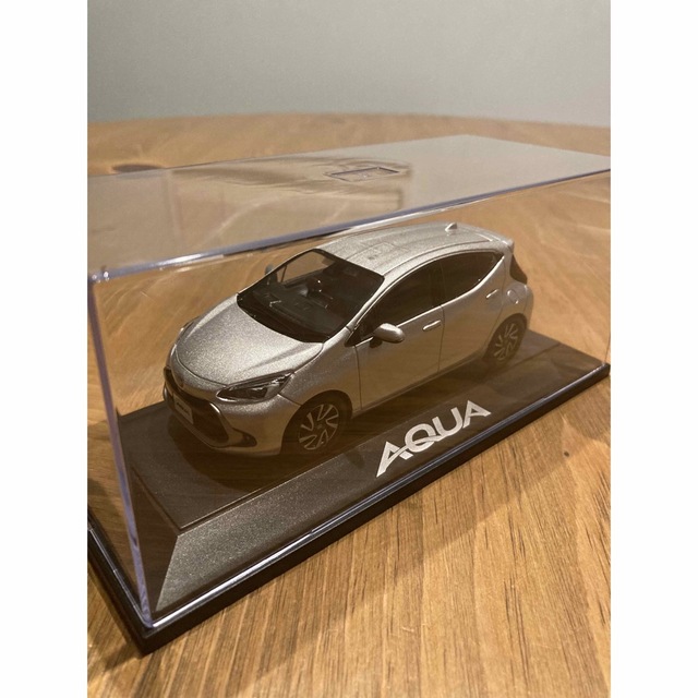 トヨタ(トヨタ)の非売品 TOYOTA AQUA(トヨタ アクア) 1/30 ミニカー エンタメ/ホビーのおもちゃ/ぬいぐるみ(ミニカー)の商品写真