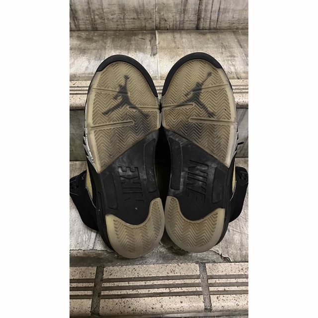 Jordan Brand（NIKE）(ジョーダン)のナイキ　エア　ジョーダン5 レトロ　ブラック　og メタリック　シルバー メンズの靴/シューズ(スニーカー)の商品写真