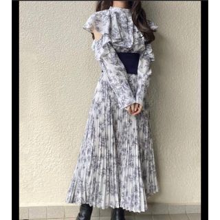 グレイル(GRL)のGRL【美品】花柄ケープカラーショルダーオープンプリーツワンピース al148(ロングワンピース/マキシワンピース)