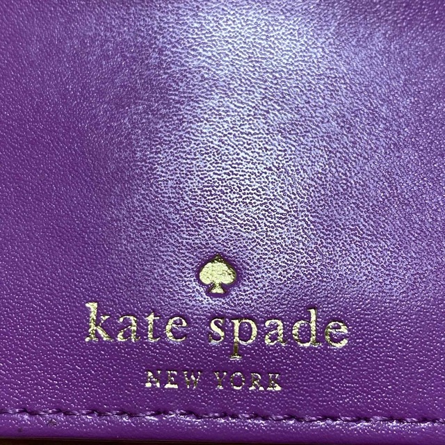 kate spade new york(ケイトスペードニューヨーク)のほぼ未使用新品 ケイトスペード/kate spade カードケース 紫 約2万円 レディースのファッション小物(名刺入れ/定期入れ)の商品写真