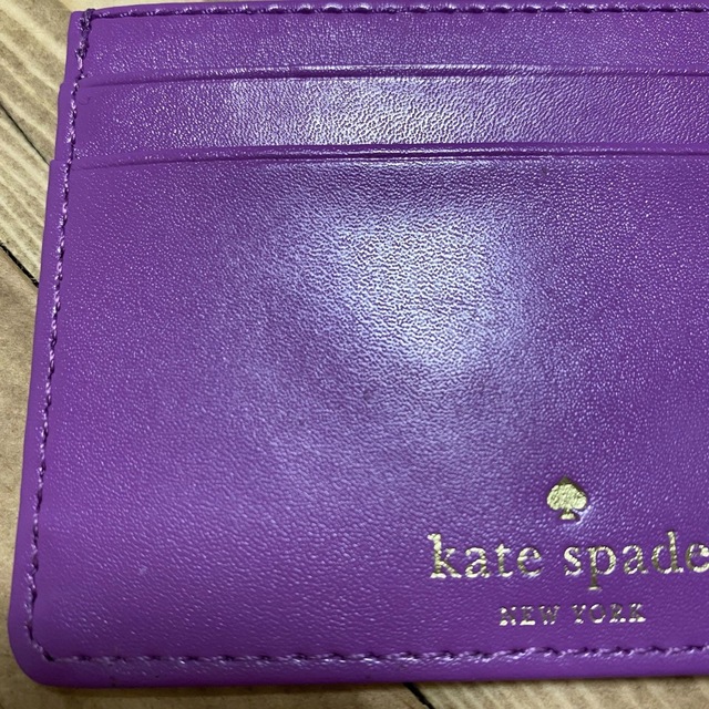 kate spade new york(ケイトスペードニューヨーク)のほぼ未使用新品 ケイトスペード/kate spade カードケース 紫 約2万円 レディースのファッション小物(名刺入れ/定期入れ)の商品写真