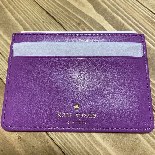 kate spade new york(ケイトスペードニューヨーク)のほぼ未使用新品 ケイトスペード/kate spade カードケース 紫 約2万円 レディースのファッション小物(名刺入れ/定期入れ)の商品写真