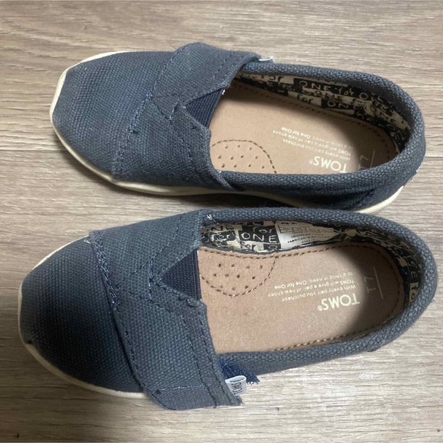 TOMS(トムズ)の美品！TOMSトムス キッズ　ネイビー　14センチ キッズ/ベビー/マタニティのベビー靴/シューズ(~14cm)(スリッポン)の商品写真