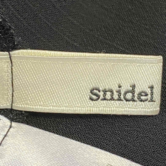 SNIDEL(スナイデル)の【極美品】SNIDEL スナイデル シフォンフリルキャミソール 黒 レディースのトップス(シャツ/ブラウス(半袖/袖なし))の商品写真