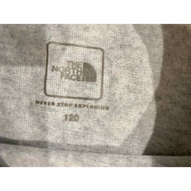 ノースフェイス　スモール スクエアロゴ Tシャツ　グレー120 半袖 キッズ/ベビー/マタニティのキッズ服男の子用(90cm~)(Tシャツ/カットソー)の商品写真