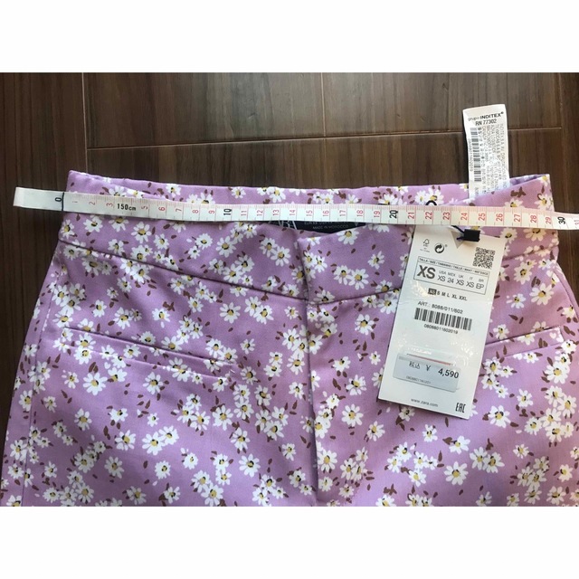 ZARA(ザラ)の新品未使用　ZARA フレア　パンツ　花柄　ピンク　パープル　紫　花　XS レディースのパンツ(カジュアルパンツ)の商品写真