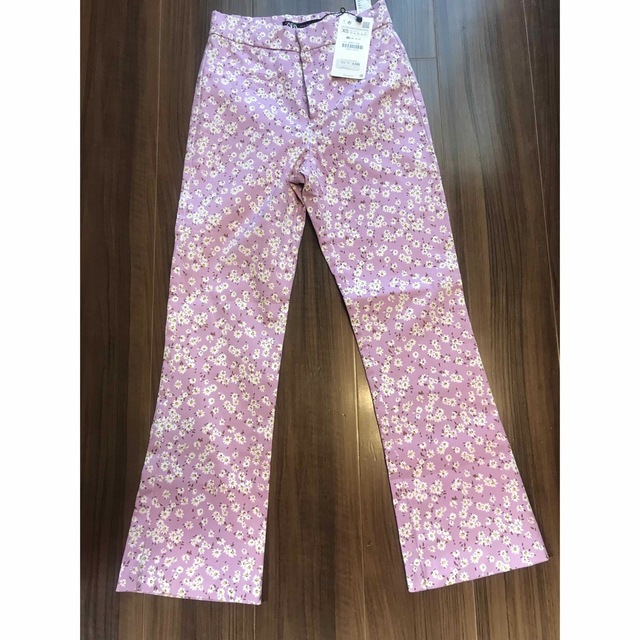 ZARA(ザラ)の新品未使用　ZARA フレア　パンツ　花柄　ピンク　パープル　紫　花　XS レディースのパンツ(カジュアルパンツ)の商品写真