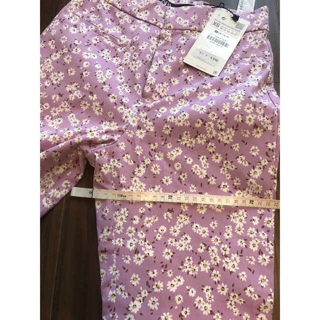 ZARA(ザラ)の新品未使用　ZARA フレア　パンツ　花柄　ピンク　パープル　紫　花　XS レディースのパンツ(カジュアルパンツ)の商品写真