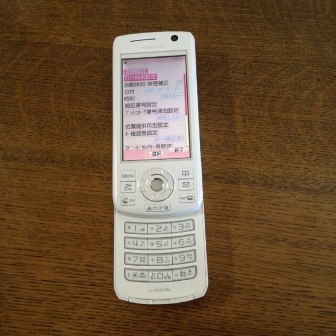 三菱電機(ミツビシデンキ)のD904i(ホワイト)　ガラケー スマホ/家電/カメラのスマートフォン/携帯電話(携帯電話本体)の商品写真