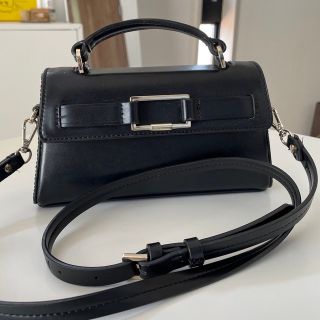 ザラ(ZARA)のZARA ストラップデザイン付きショルダーバッグ(ショルダーバッグ)