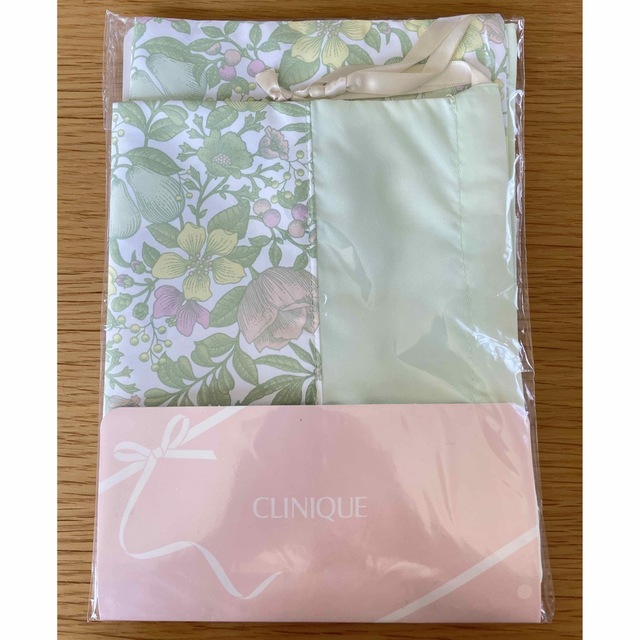 CLINIQUE(クリニーク)のCLINIQUE クリニーク　巾着　ポーチ　2枚セット　トラベル用品　お着替え袋 レディースのファッション小物(ポーチ)の商品写真