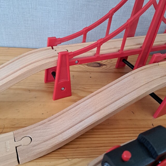 BRIO(ブリオ)のブリオ サスペンション橋&IKEA 木製おもちゃ キッズ/ベビー/マタニティのおもちゃ(電車のおもちゃ/車)の商品写真