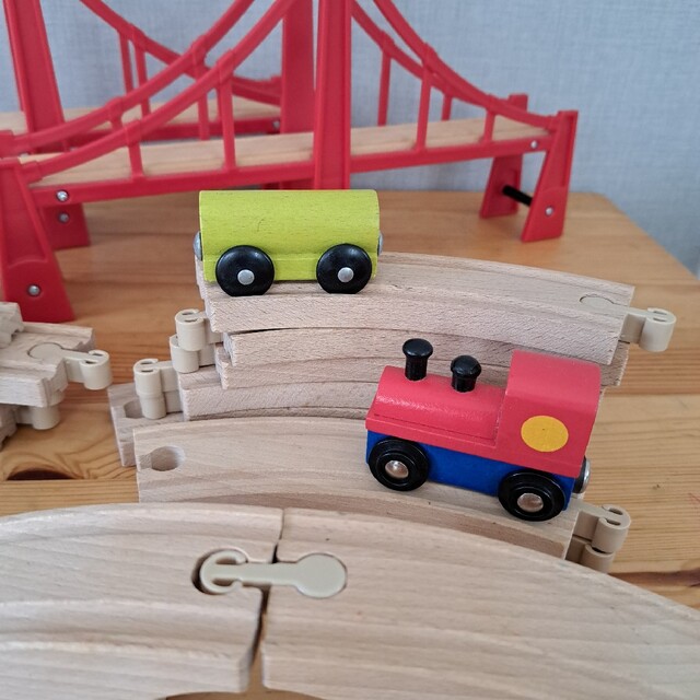 BRIO(ブリオ)のブリオ サスペンション橋&IKEA 木製おもちゃ キッズ/ベビー/マタニティのおもちゃ(電車のおもちゃ/車)の商品写真