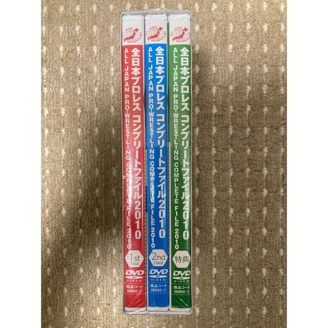 新品　全日本プロレス コンプリートファイル2010 DVD-BOX スポーツ/アウトドアのスポーツ/アウトドア その他(格闘技/プロレス)の商品写真