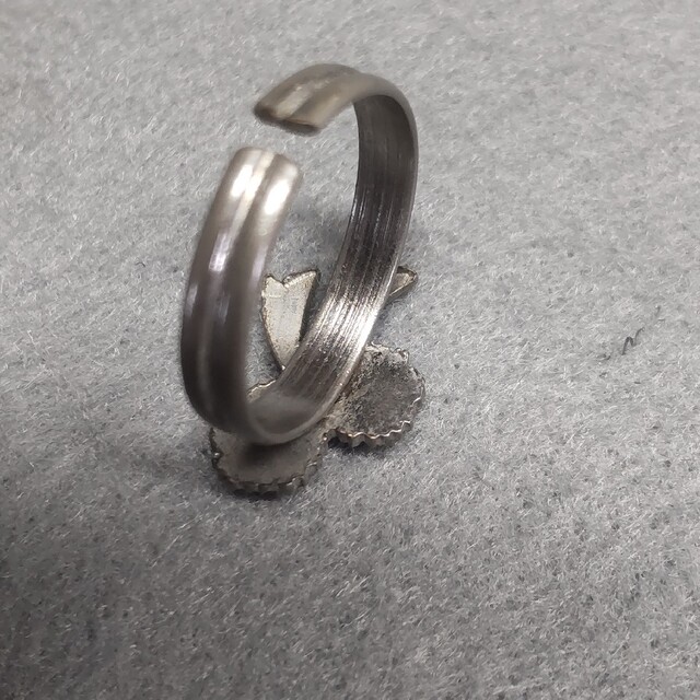 リング 花 リボン シルバー メッキ剥げ 銀色 レディースのアクセサリー(リング(指輪))の商品写真
