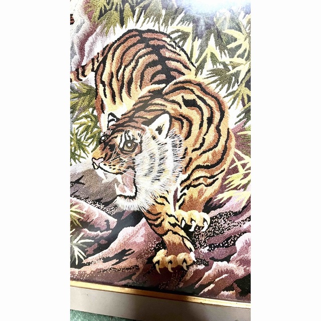 虎の刺繍（額縁入り）