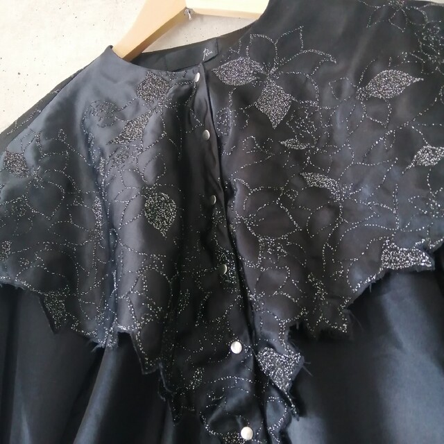 なし生地の厚さriu Flower scallop cape blouse 黒