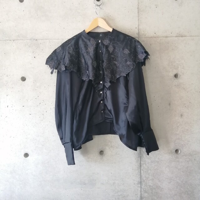 なし生地の厚さriu Flower scallop cape blouse 黒