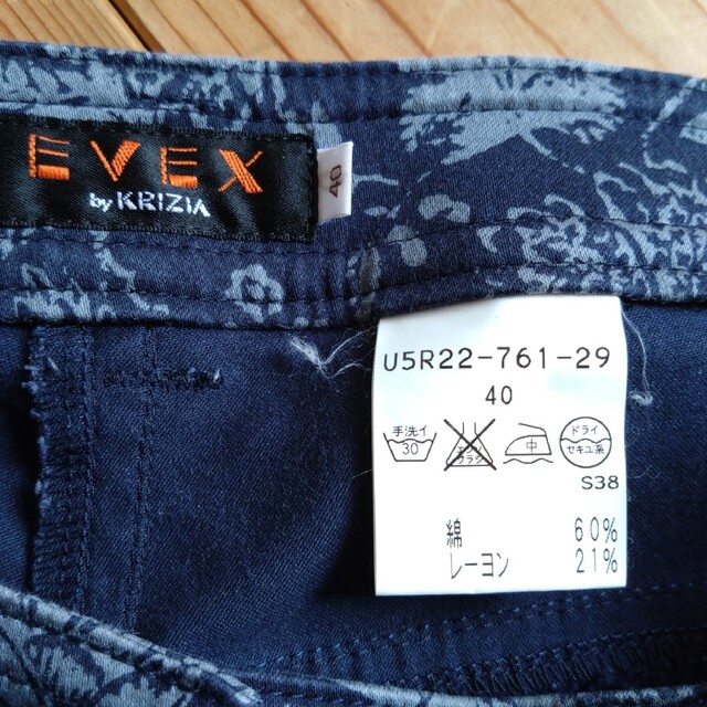 EVEX by KRIZIA(エヴェックスバイクリツィア)のEVEXbyKRIZIA 七分丈パンツ　サイズ40 レディースのパンツ(カジュアルパンツ)の商品写真
