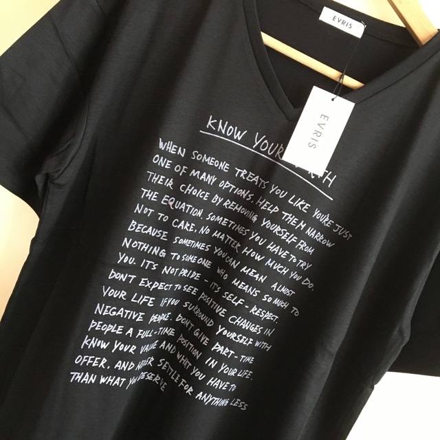 EVRIS(エヴリス)の新品★EVRISエヴリス★VネックTシャツ　定価4,389円 レディースのトップス(Tシャツ(半袖/袖なし))の商品写真