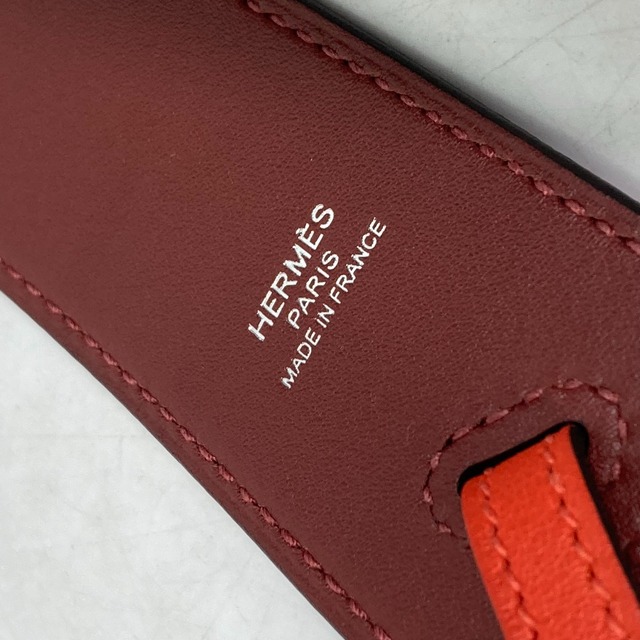 Hermes(エルメス)のエルメス HERMES バンドリエール エチケット ネームタグ付き ショルダーストラップ スイフト C刻 レッド 未使用 スマホ/家電/カメラのスマホアクセサリー(ストラップ/イヤホンジャック)の商品写真