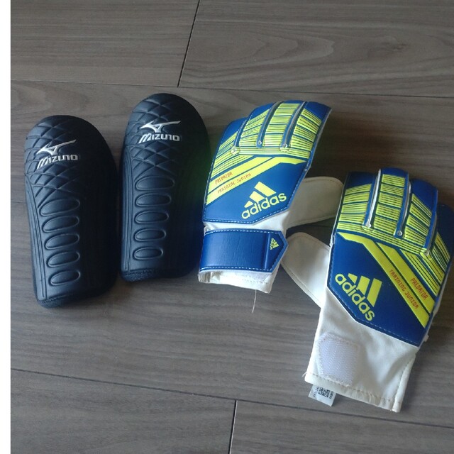 adidas(アディダス)のサッカー　ジュニア　フットサル　アディダスキーパーグローブ手袋　ミズノすねあて スポーツ/アウトドアのサッカー/フットサル(記念品/関連グッズ)の商品写真