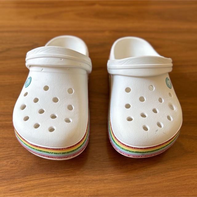 crocs(クロックス)のcrocs  19.5cm   J1 クロックス サンダル レインボー 白 キッズ/ベビー/マタニティのキッズ靴/シューズ(15cm~)(サンダル)の商品写真