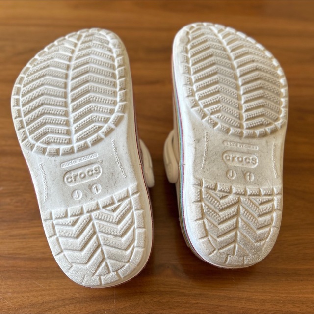 crocs(クロックス)のcrocs  19.5cm   J1 クロックス サンダル レインボー 白 キッズ/ベビー/マタニティのキッズ靴/シューズ(15cm~)(サンダル)の商品写真