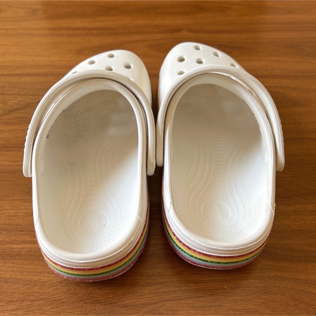 crocs(クロックス)のcrocs  19.5cm   J1 クロックス サンダル レインボー 白 キッズ/ベビー/マタニティのキッズ靴/シューズ(15cm~)(サンダル)の商品写真