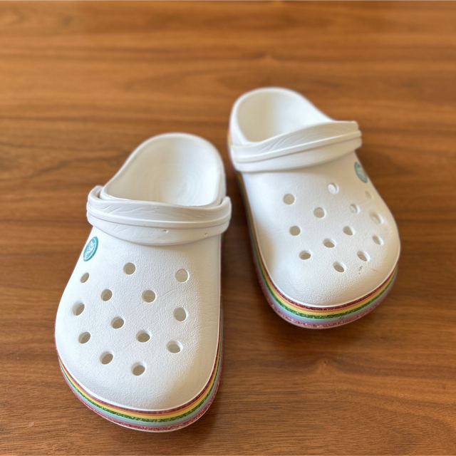 crocs(クロックス)のcrocs  19.5cm   J1 クロックス サンダル レインボー 白 キッズ/ベビー/マタニティのキッズ靴/シューズ(15cm~)(サンダル)の商品写真