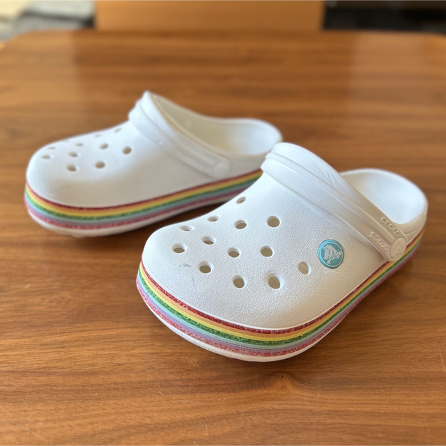 crocs(クロックス)のcrocs  19.5cm   J1 クロックス サンダル レインボー 白 キッズ/ベビー/マタニティのキッズ靴/シューズ(15cm~)(サンダル)の商品写真