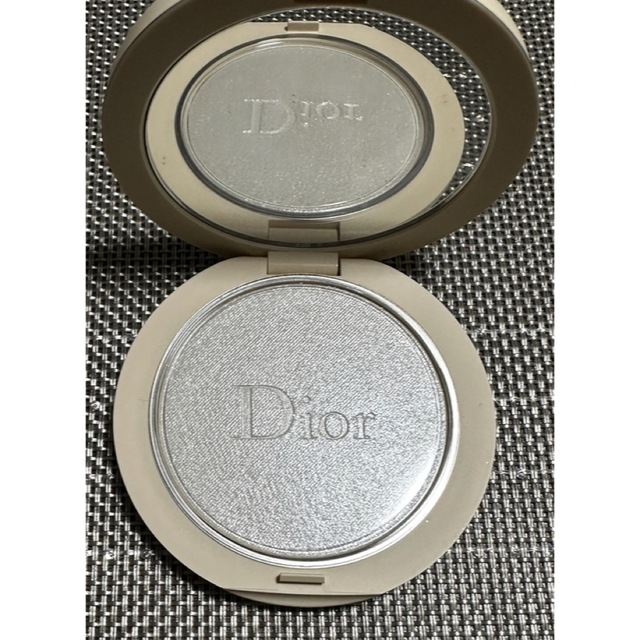 Dior(ディオール)の【断捨離中様専用】ディオールスキン フォーエヴァー クチュール ルミナイザー03 コスメ/美容のベースメイク/化粧品(フェイスカラー)の商品写真