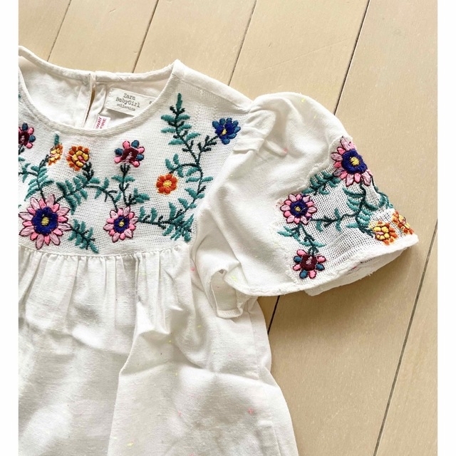 ZARA KIDS(ザラキッズ)のZARA baby パフスリーブ 刺繍ブラウス(2-3Y/98cm) キッズ/ベビー/マタニティのキッズ服女の子用(90cm~)(ブラウス)の商品写真