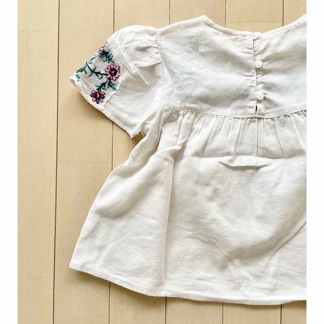 ZARA KIDS(ザラキッズ)のZARA baby パフスリーブ 刺繍ブラウス(2-3Y/98cm) キッズ/ベビー/マタニティのキッズ服女の子用(90cm~)(ブラウス)の商品写真