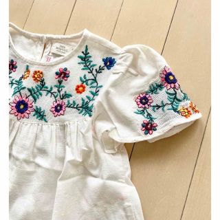 ザラキッズ(ZARA KIDS)のZARA baby パフスリーブ 刺繍ブラウス(2-3Y/98cm)(ブラウス)