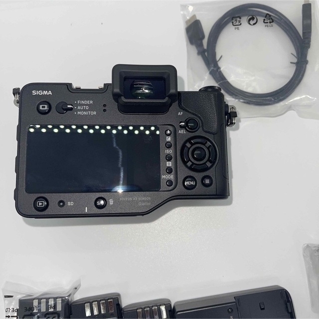 SIGMA(シグマ)のSIGMA シグマ sd Quattro ボディのみ新同品予備バッテリー2本付き スマホ/家電/カメラのカメラ(ミラーレス一眼)の商品写真