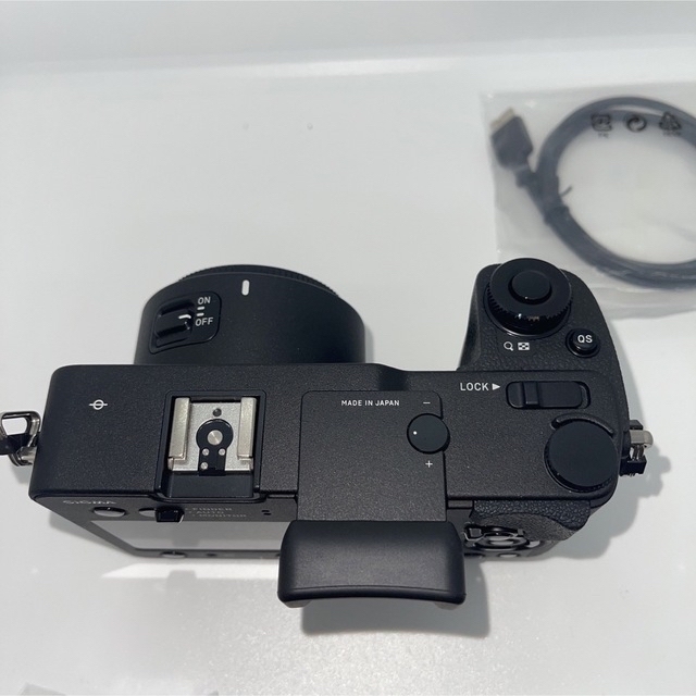 SIGMA(シグマ)のSIGMA シグマ sd Quattro ボディのみ新同品予備バッテリー2本付き スマホ/家電/カメラのカメラ(ミラーレス一眼)の商品写真