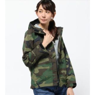 ノースフェイス(THE NORTH FACE) 迷彩 ナイロンジャケット(レディース