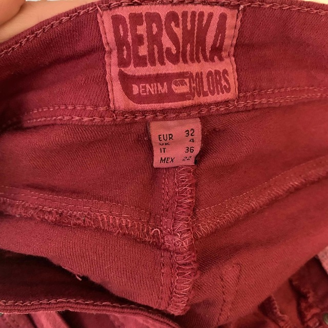 Bershka(ベルシュカ)の美品　Bershka  XS カラースキニーパンツ　32 レディースのパンツ(スキニーパンツ)の商品写真