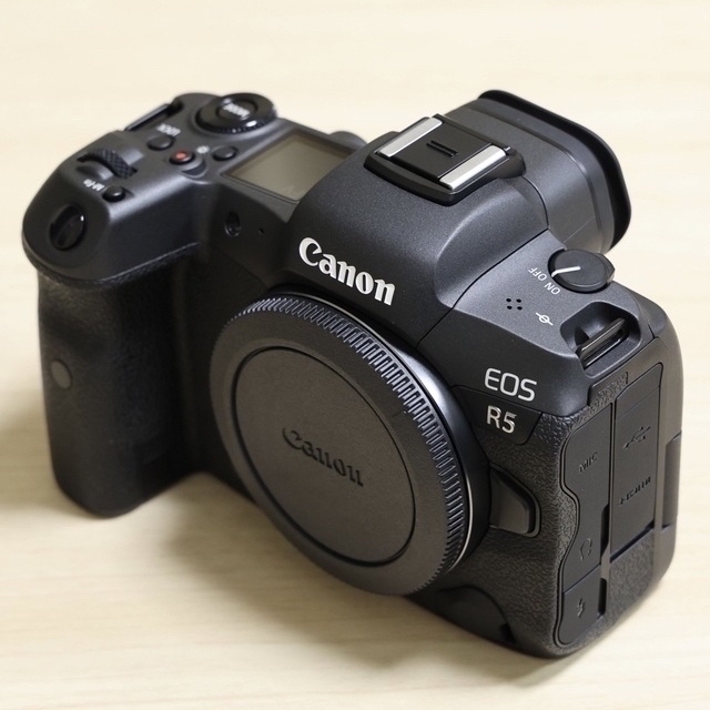 Canon(キヤノン)のEOS R5 ボディー 美品 スマホ/家電/カメラのカメラ(ミラーレス一眼)の商品写真