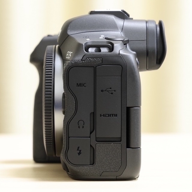 Canon(キヤノン)のEOS R5 ボディー 美品 スマホ/家電/カメラのカメラ(ミラーレス一眼)の商品写真