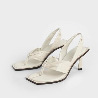 チャールズアンドキース(Charles and Keith)のチャールズ&キース/パテントスリングバックトングサンダル/Cream/38(サンダル)