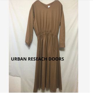 アーバンリサーチドアーズ(URBAN RESEARCH DOORS)のURBAN RESEACH DOORS Vネック長袖ロングワンピース　キャメル色(ロングワンピース/マキシワンピース)